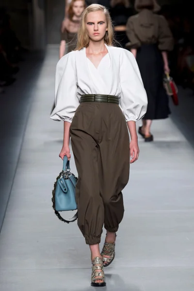Look 27